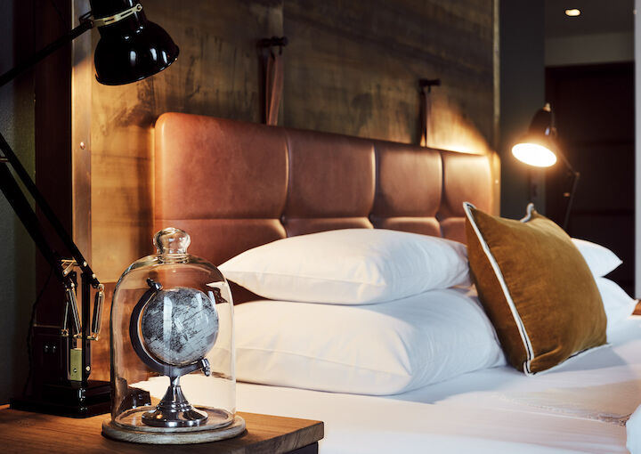 Gastwerk Hotel Hamburg L Loft Zimmer 23 Gemütliches Bett im L-Loft von der Seite mit Nachttischlampe