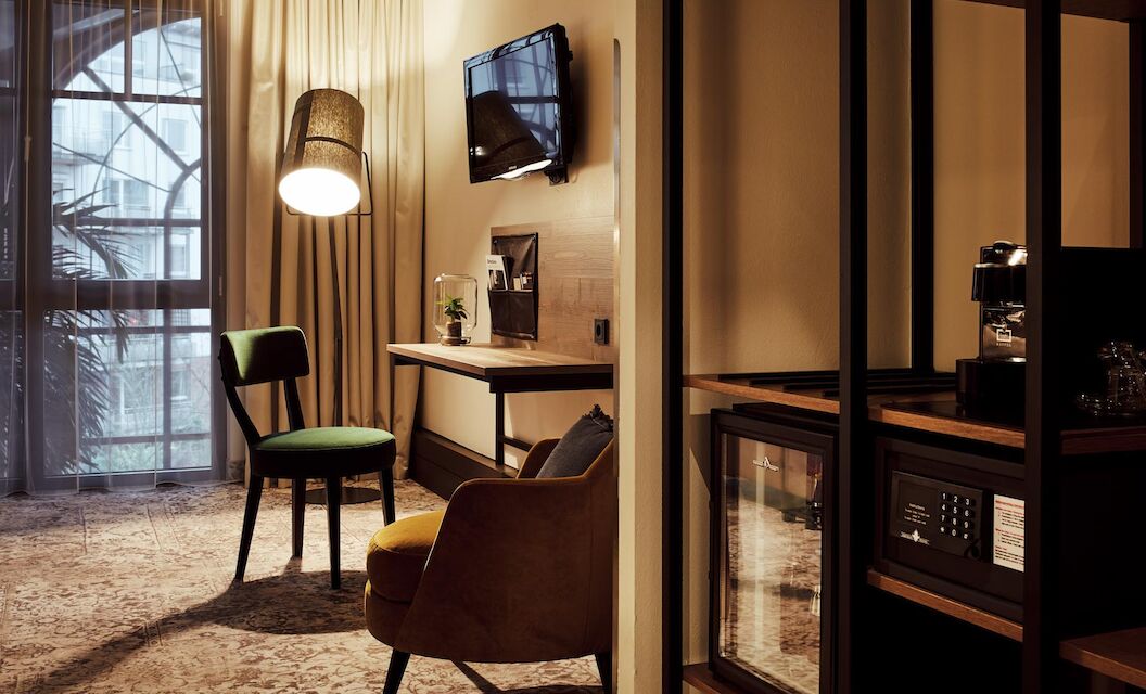 Gastwerk Hotel Hamburg S Loft Atrium Zimmer 4 Zimmer mit Schreibtisch, TV, Sessel, Wandregal, Minibar und Safe