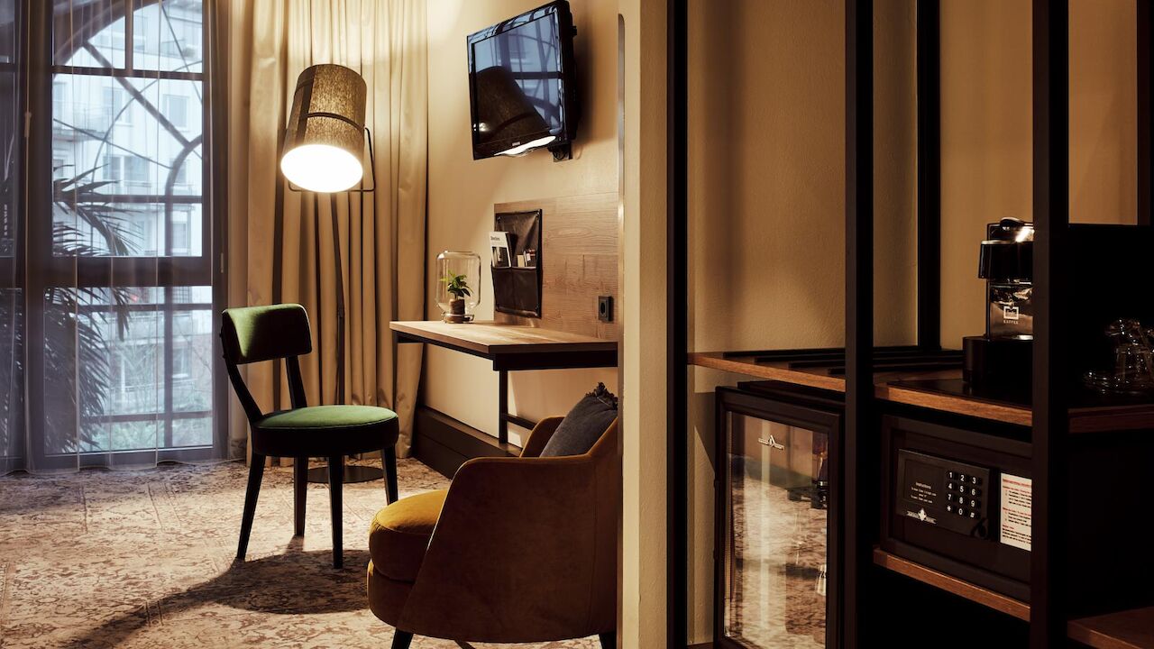 Gastwerk Hotel Hamburg S Loft Atrium Zimmer 4 Zimmer mit Schreibtisch, TV, Sessel, Wandregal, Minibar und Safe