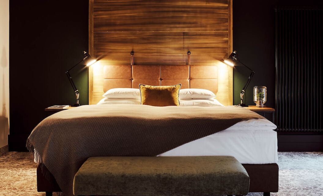 Gastwerk Hotel Hamburg Xl Loft Zimmer 4 XL-Loft: Bett frontal mit zwei Nachttischlampen auf beiden Seiten