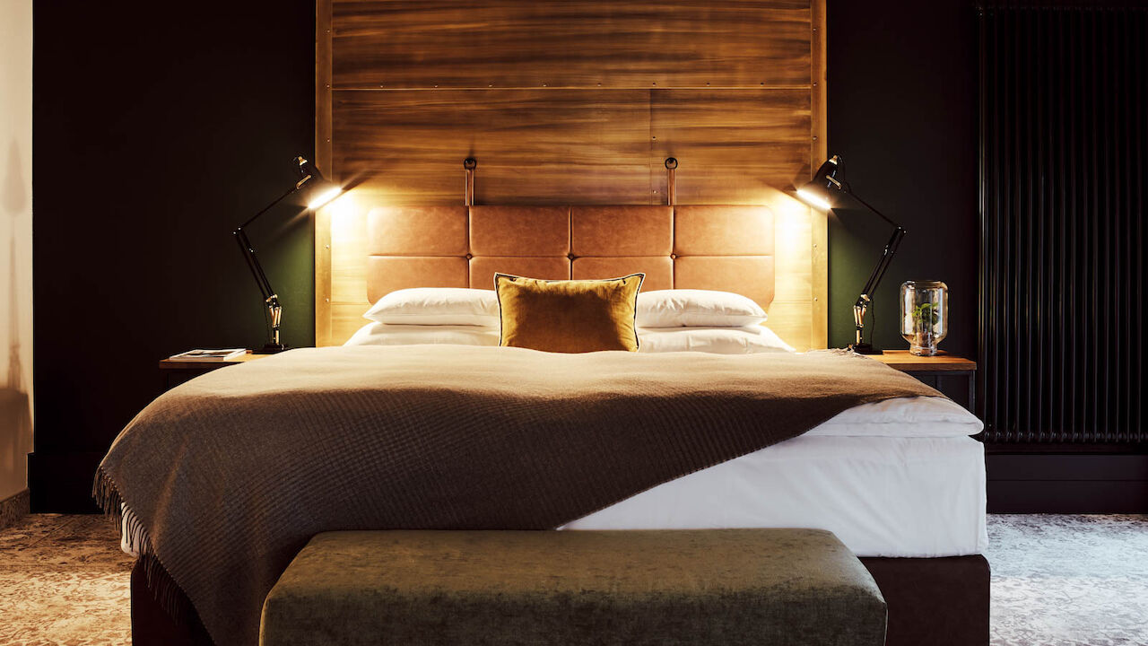 Gastwerk Hotel Hamburg Xl Loft Zimmer 4 XL-Loft: Bett frontal mit zwei Nachttischlampen auf beiden Seiten