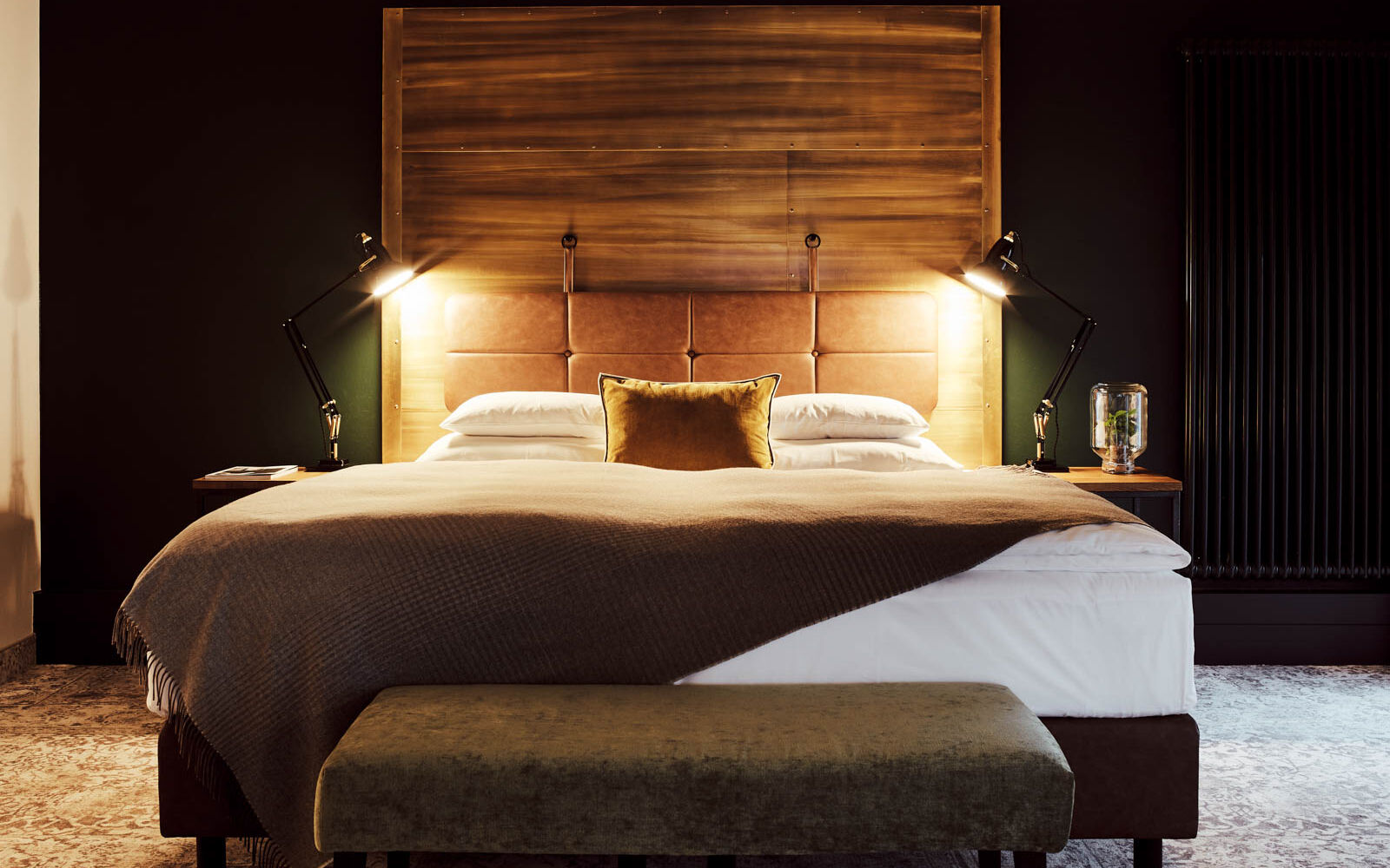 Gastwerk Hotel Hamburg Xl Loft Zimmer 4 XL-Loft: Bett frontal mit zwei Nachttischlampen auf beiden Seiten