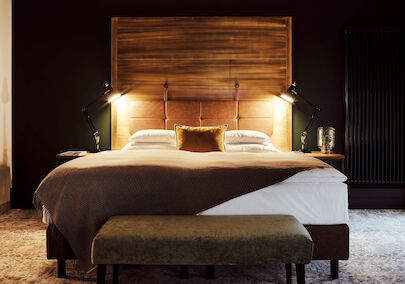 Gastwerk Hotel Hamburg Xl Loft Zimmer 4 XL-Loft: Bett frontal mit zwei Nachttischlampen auf beiden Seiten
