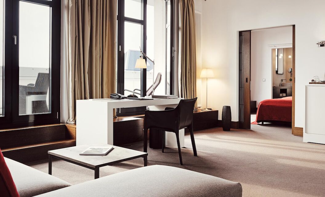 Gastwerk Hotel Hamburg Xxl Loft Zimmer 9 Wohnbereich im XXL-Loft mit Sofa, Terrasse und Liegestühlen
