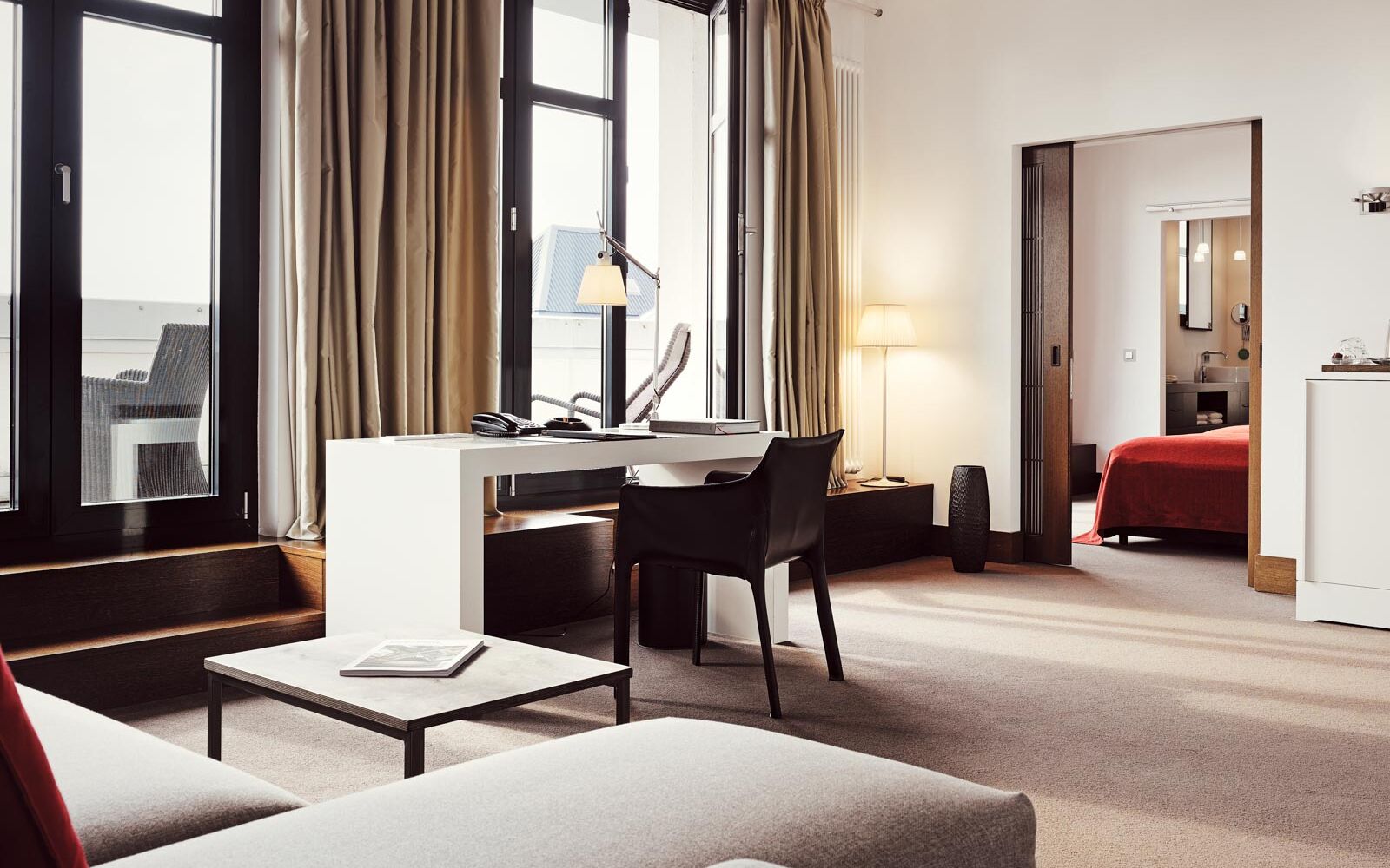 Gastwerk Hotel Hamburg Xxl Loft Zimmer 9 Wohnbereich im XXL-Loft mit Sofa, Terrasse und Liegestühlen