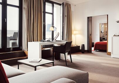 Gastwerk Hotel Hamburg Xxl Loft Zimmer 9 Wohnbereich im XXL-Loft mit Sofa, Terrasse und Liegestühlen