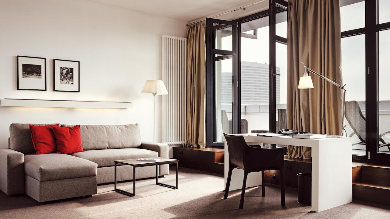 Gastwerk Hotel Hamburg Xxl Loft Zimmer 10 XXL-Loft im Gastwerk: Ecksofa, Schreibtisch und Terrasse mit Liegestühlen