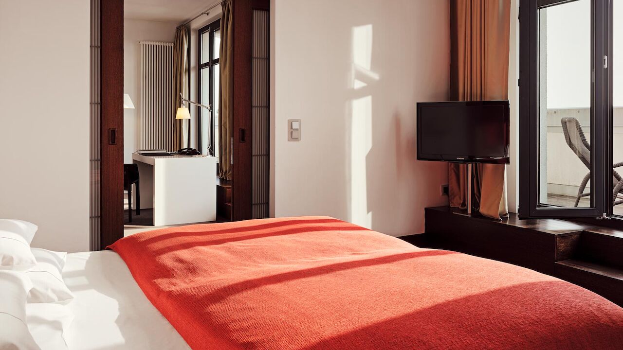 Gastwerk Hotel Hamburg Xxl Loft Zimmer 13 Doppelbett mit Blick auf die Terrasse im XXL-Loft im Gastwerk