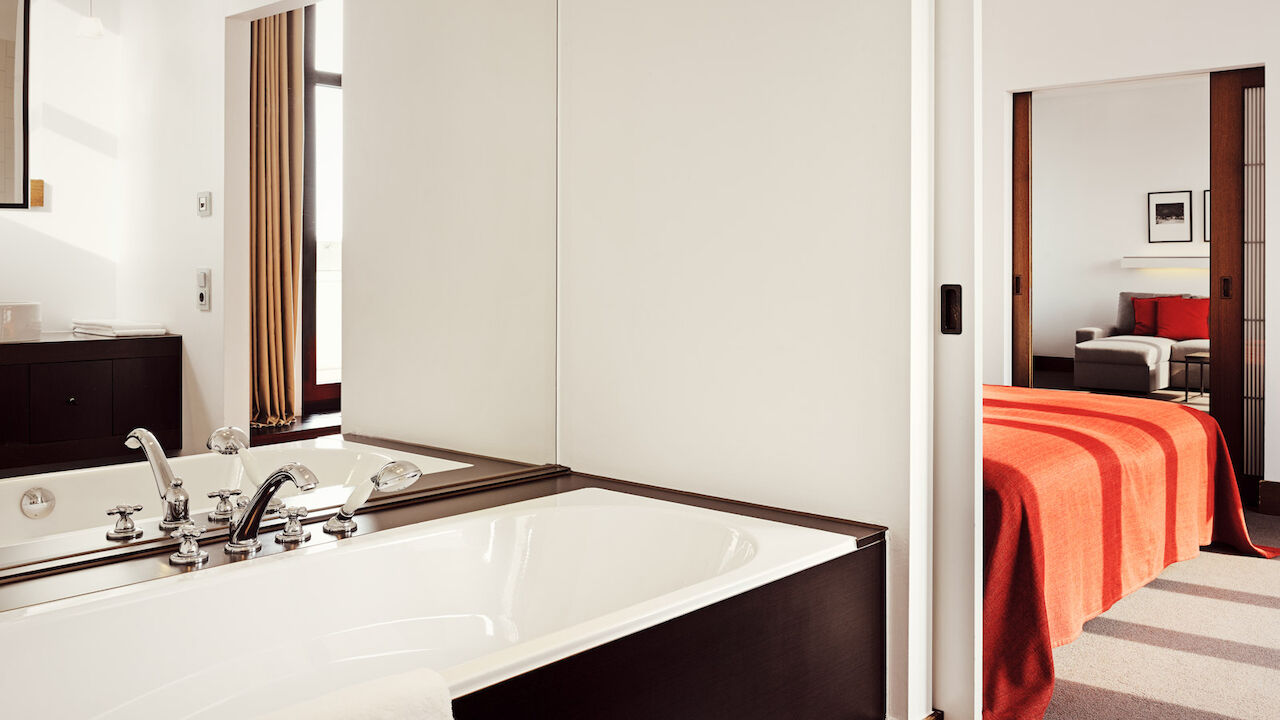 Gastwerk Hotel Hamburg Xxl Loft Zimmer Bad 5 Große Badewanne, in der Spiegelung Waschbecken im Badezimmer des XXL-Lofts