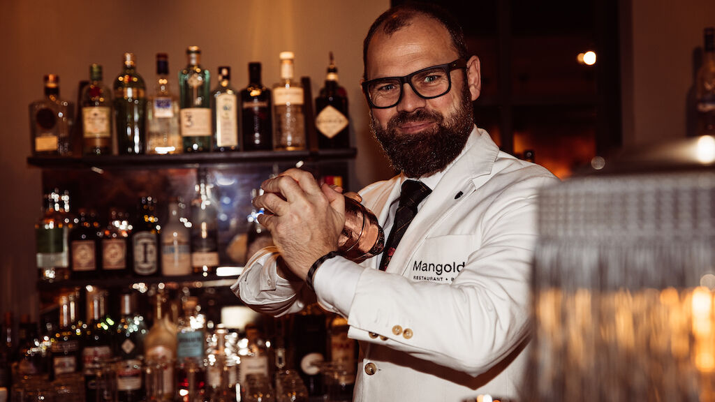 Barkeeper Gordon shaket einen Drink in der Bar Mangold