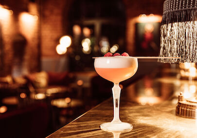Gastwerk Hotel Hamburg Mangold Bar 4 Mangold Bar Cocktail, im Hintergrund Bar-Interieur und Tresen mit Lampe
