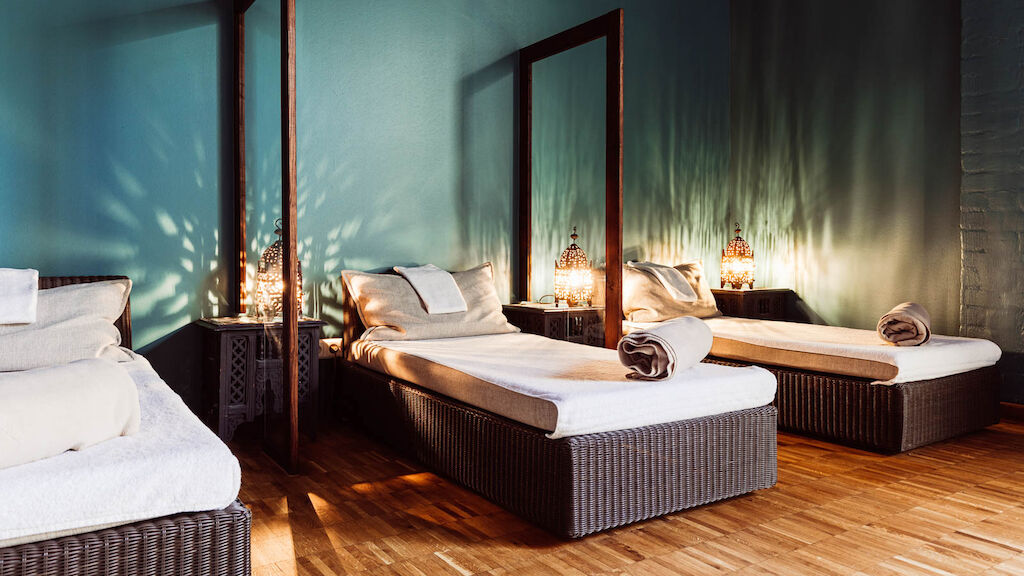 Gastwerk Hotel Hamburg Cosyspa 10 Ruhebereich des Cosy Spas mit drei Liegen im Fokus