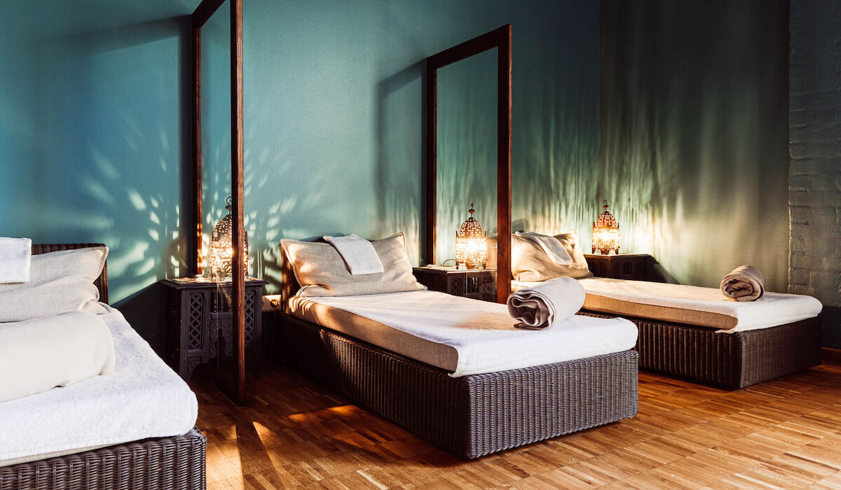 Gastwerk Hotel Hamburg Cosyspa 10 Ruhebereich des Cosy Spas mit drei Liegen im Fokus