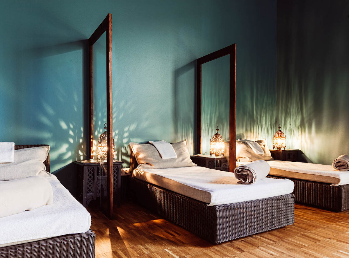Gastwerk Hotel Hamburg Cosyspa 10 Ruhebereich des Cosy Spas mit drei Liegen im Fokus