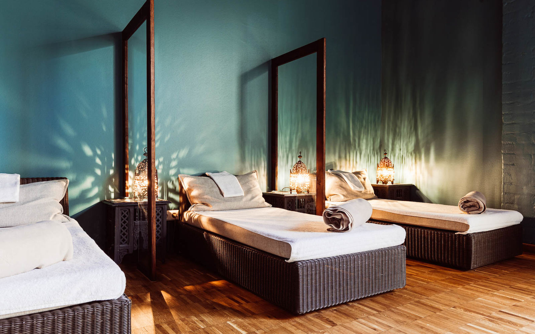 Gastwerk Hotel Hamburg Cosyspa 10 Ruhebereich des Cosy Spas mit drei Liegen im Fokus