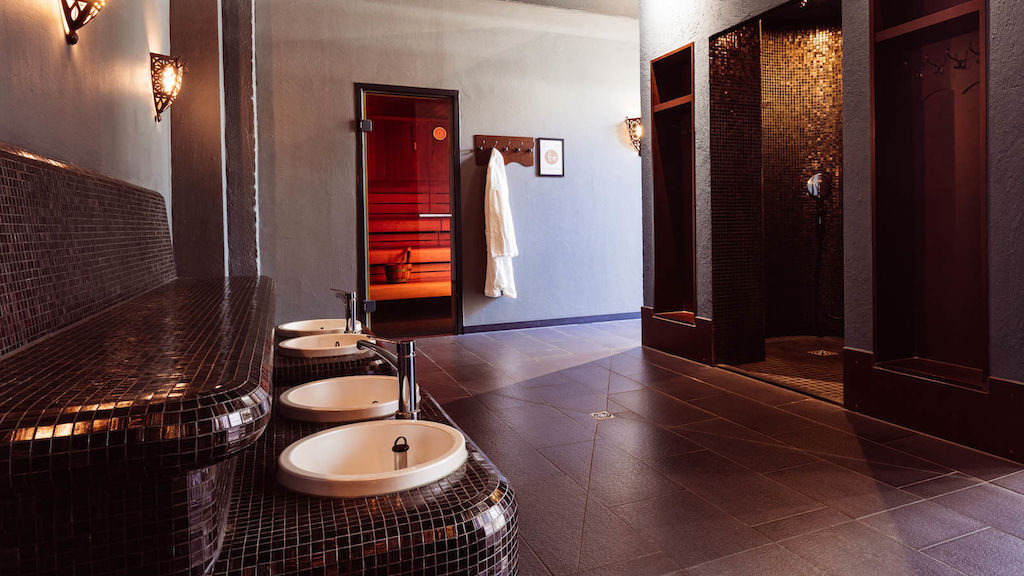 Gastwerk Hotel Hamburg Cosyspa 16 Cosy Spa mit finnischer Sauna im Hintergrund