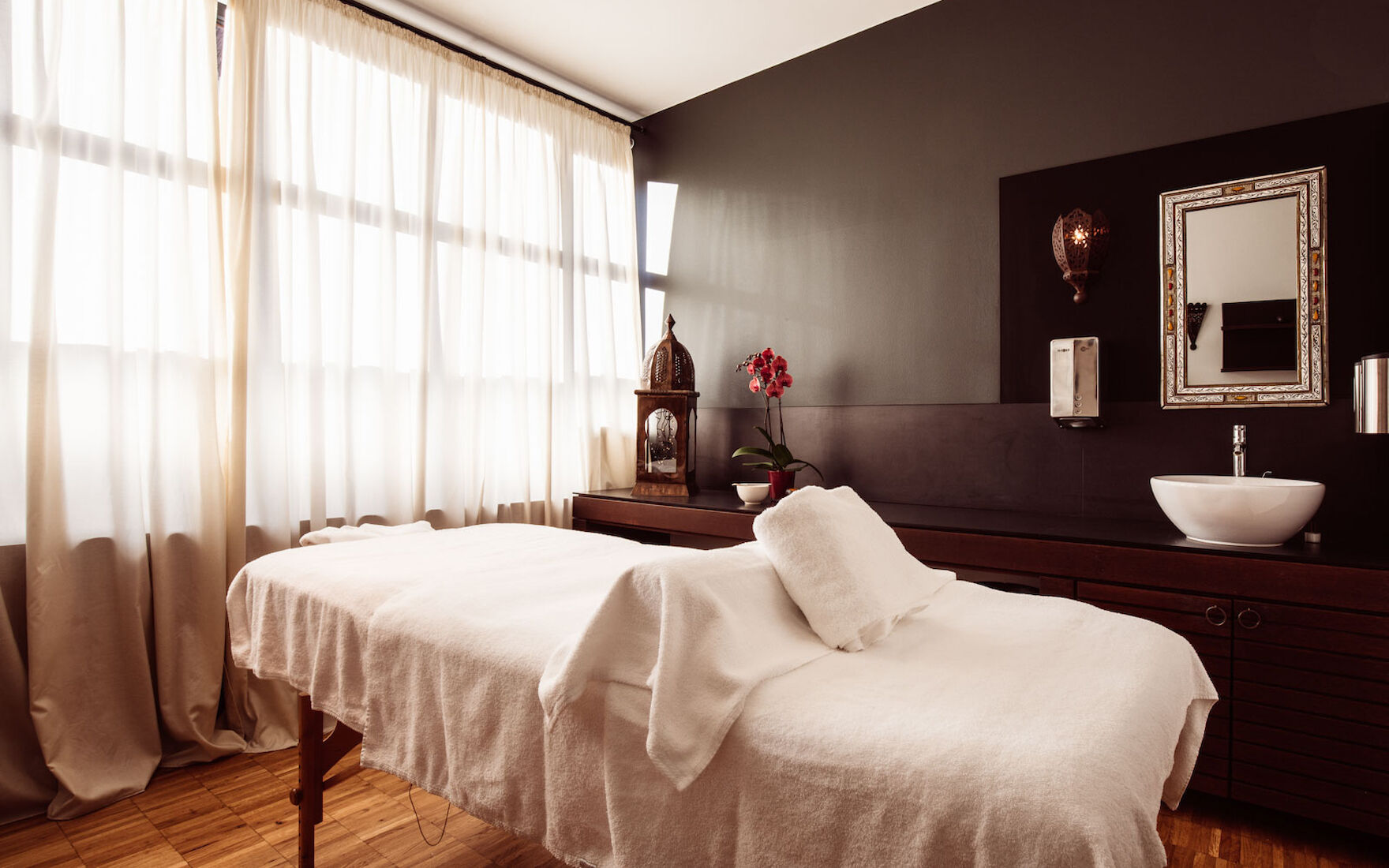 Gastwerk Hotel Hamburg Cosyspa 3 Dieses Bild zeigt eine Aufnahme einer Behandlungsliege des Cosy Spas.