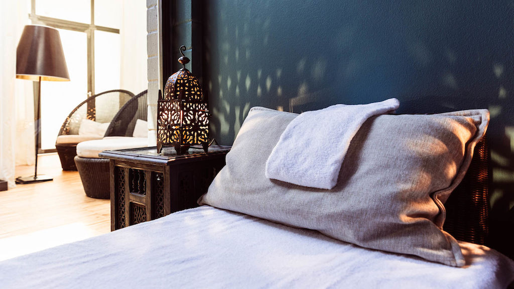 Gastwerk Hotel Hamburg Cosyspa 9 Im CosySpa steht eine Ruheliege, dahinter leuchtet eine orientalische Lampe