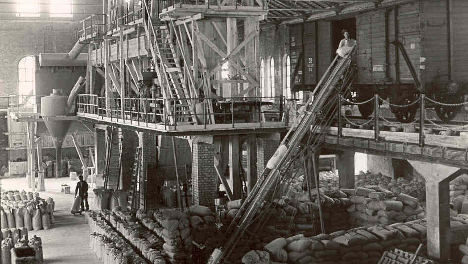 Gastwerk Hotel Hamburg Alt Futter Innenansicht Hotelaltsw05 Das frühere Mahlwerk mit Futtersäcken und Arbeitern im Gastwerk vor dem Umbau