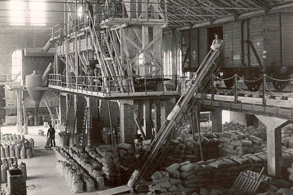 Gastwerk Hotel Hamburg Alt Futter Innenansicht Hotelaltsw05 Das frühere Mahlwerk mit Futtersäcken und Arbeitern im Gastwerk vor dem Umbau