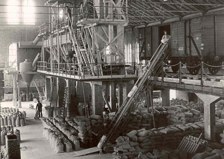 Gastwerk Hotel Hamburg Alt Futter Innenansicht Hotelaltsw05 Das frühere Mahlwerk mit Futtersäcken und Arbeitern im Gastwerk vor dem Umbau
