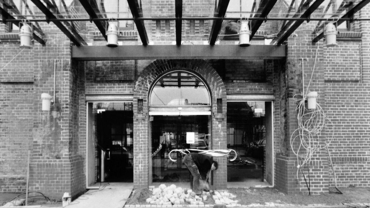 Gastwerk Hotel Hamburg Bau Aussenansicht Eingang Gastwerk Bau 0036 Eingangsbereich vom Gastwerk Hotel Hamburg mit Bauarbeiter beim Umbau