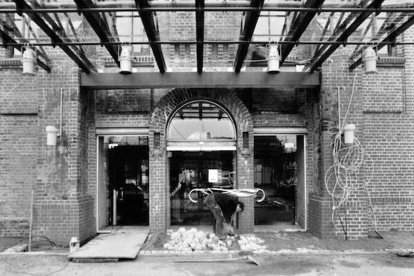 Gastwerk Hotel Hamburg Bau Aussenansicht Eingang Gastwerk Bau 0036 Eingangsbereich vom Gastwerk Hotel Hamburg mit Bauarbeiter beim Umbau