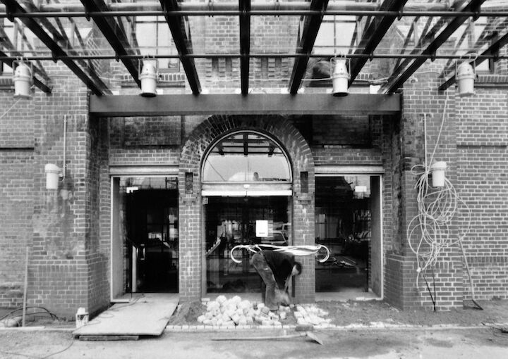 Gastwerk Hotel Hamburg Bau Aussenansicht Eingang Gastwerk Bau 0036 Eingangsbereich vom Gastwerk Hotel Hamburg mit Bauarbeiter beim Umbau