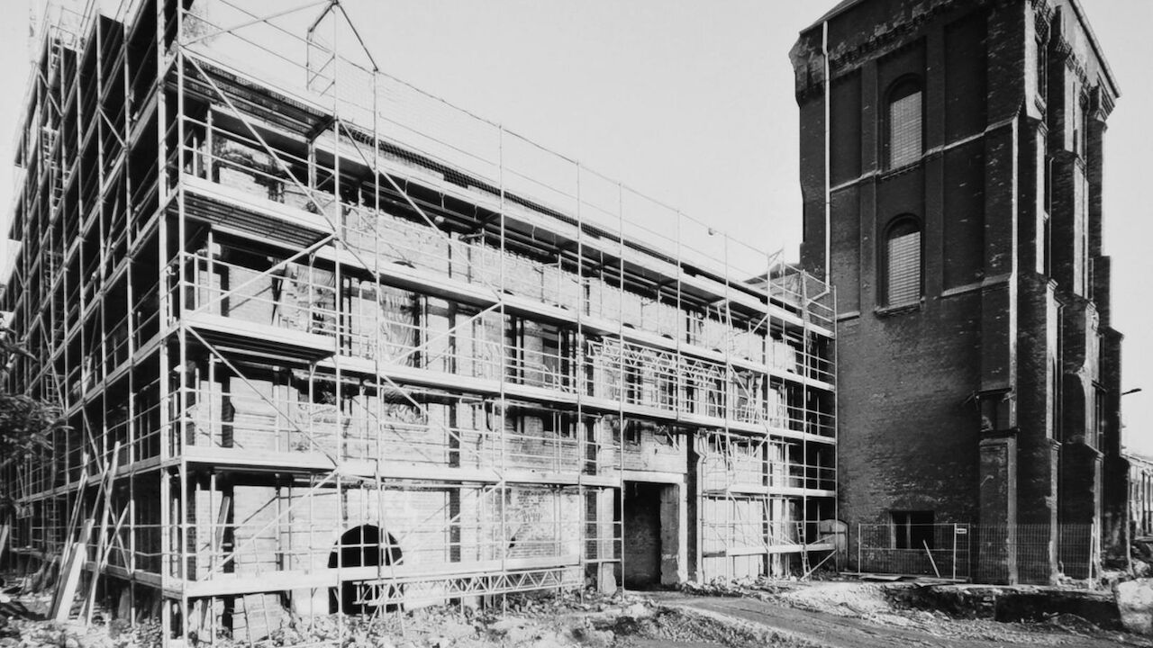 Gastwerk Hotel Hamburg Bau Dsc 0002 Außenansicht vom Gastwerk Hotel Hamburg während der Bauphase mit Gerüst.