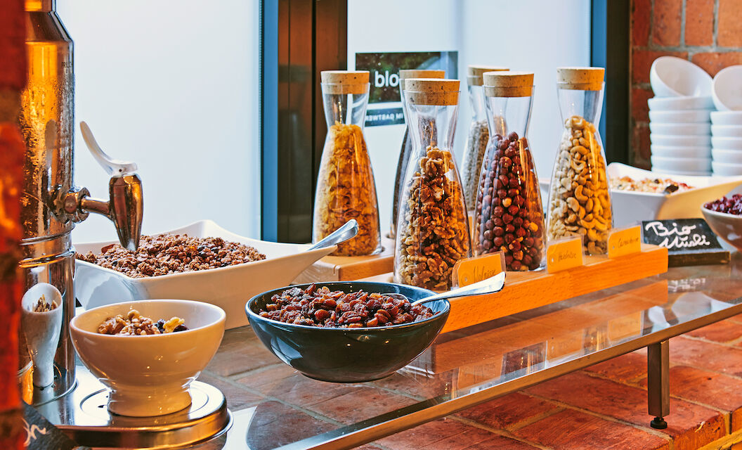 Müsli-Auswahl im Frühstücksbuffet des Gastwerk Hotels Hamburg