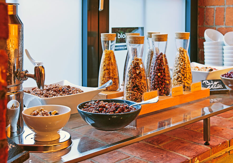 Gastwerk Hotel Hamburg Fruehstuek 04 Müsli-Auswahl im Frühstücksbuffet des Gastwerk Hotels Hamburg