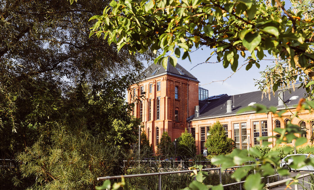 Gastwerk Hotel Hamburg Umgebung 4 Gastwerk Hotel von Bäumen und Pflanzen eingerahmt, Außenansicht