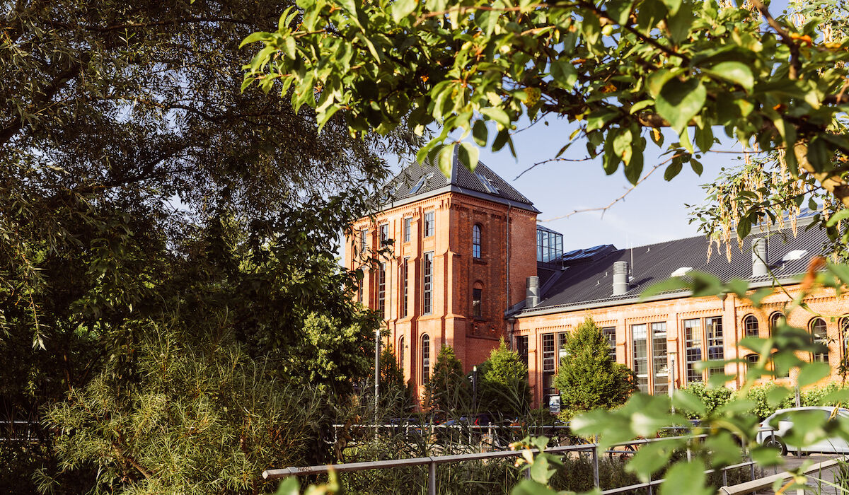 Gastwerk Hotel Hamburg Umgebung 4 Gastwerk Hotel von Bäumen und Pflanzen eingerahmt, Außenansicht