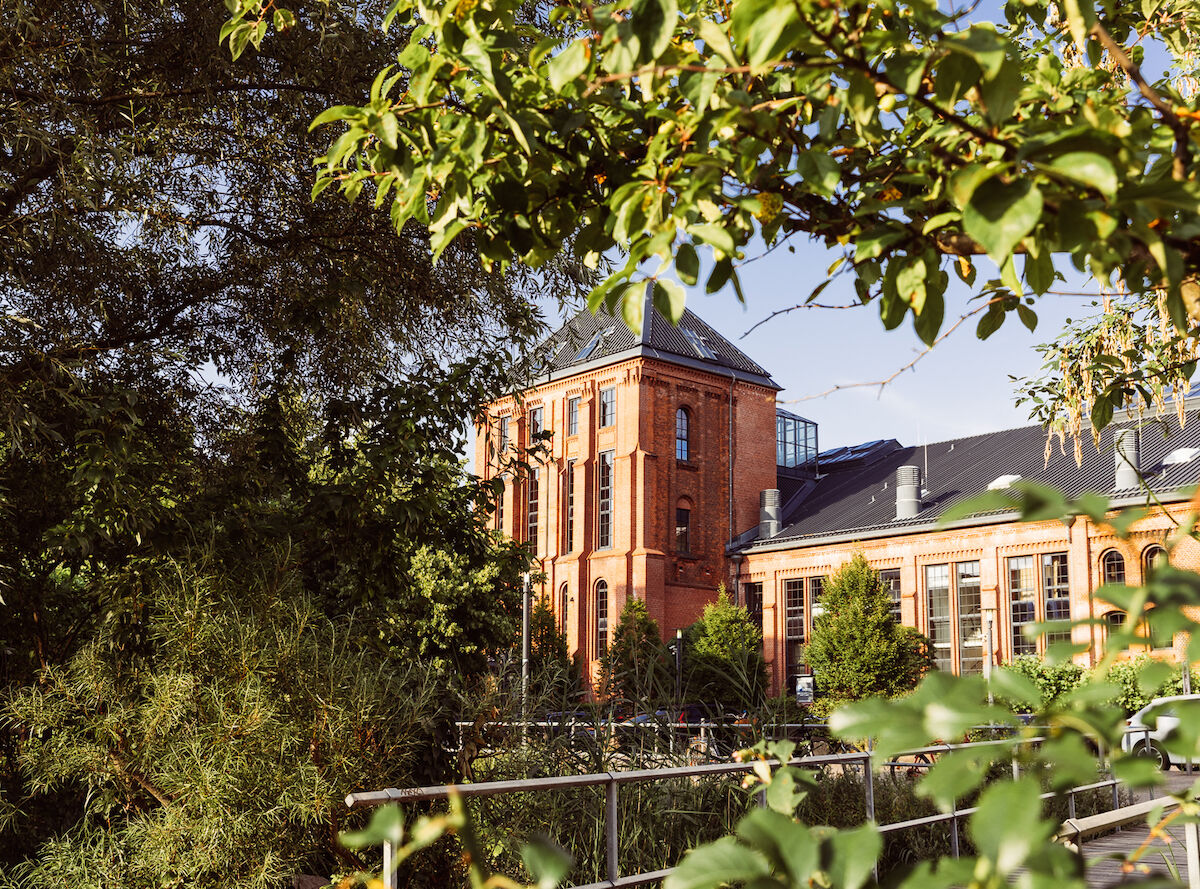 Gastwerk Hotel Hamburg Umgebung 4 Gastwerk Hotel von Bäumen und Pflanzen eingerahmt, Außenansicht