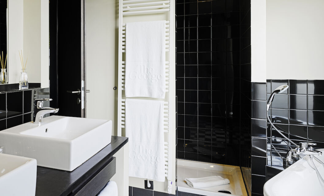 The George Hotel Hamburg Zimmer Junior Suite bathroom 09 Bathroom with sink, shower and bathtub in a Junior Suite