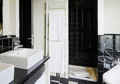 The George Hotel Hamburg Zimmer Junior Suite bathroom 09 Bathroom with sink, shower and bathtub in a Junior Suite