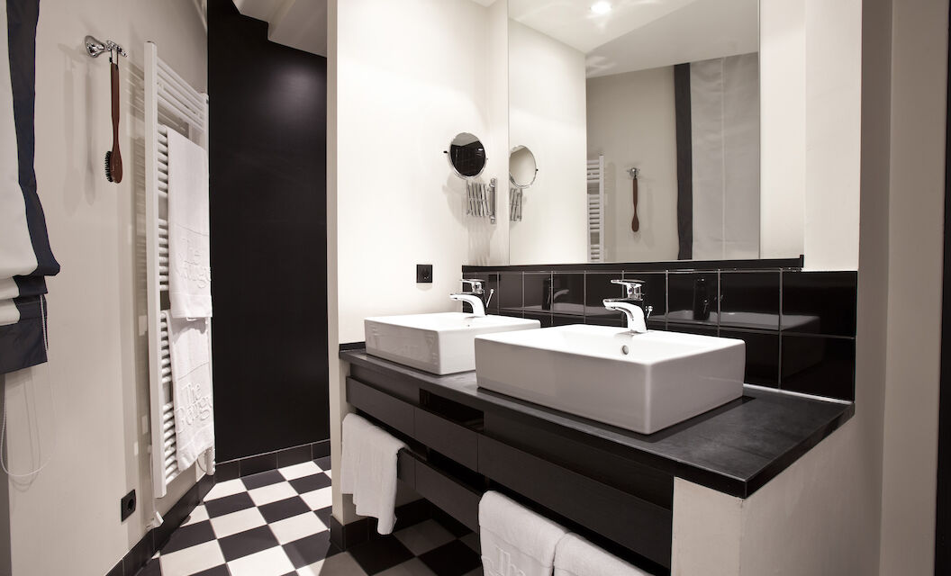 The George Hotel Hamburg Room Junior Suite Bathroom 10 Bathroom with two sinks and mirror in the Junior Suite at The George