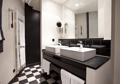 The George Hotel Hamburg Room Junior Suite Bathroom 10 Bathroom with two sinks and mirror in the Junior Suite at The George