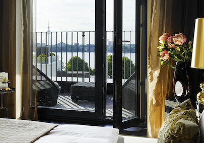 The George Hotel Hamburg Room The George Suite View 04 The George Suite with Alster view through open terrace door