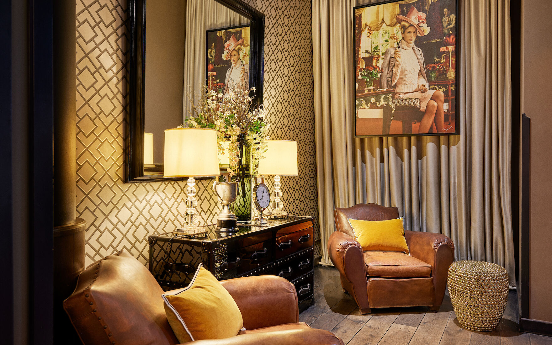 Stilvolle Sitzecke mit Kunstwerk in der Lobby des The George