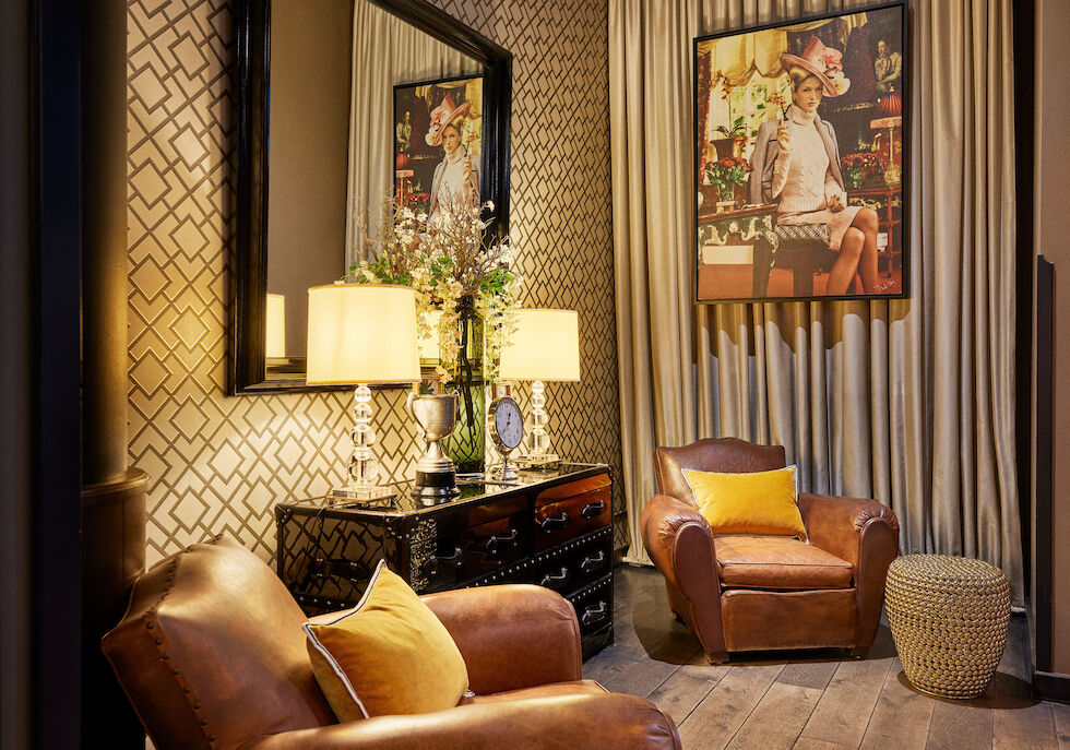 Stilvolle Sitzecke mit Kunstwerk in der Lobby des Buchwerk