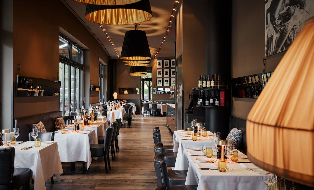 Wide view of the spacious interior at Restaurant DaCaio