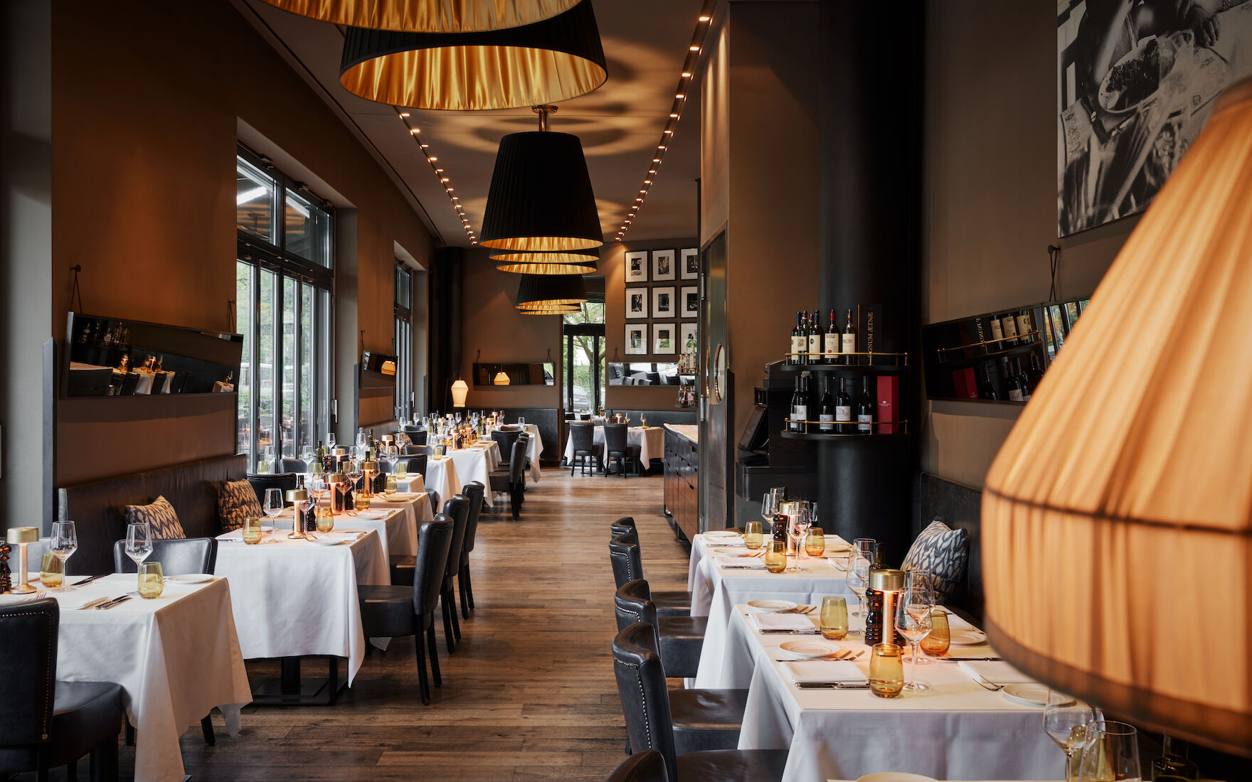 The George Hotel Hamburg Restaurant Dacaio 02 Wide view of the spacious interior at Restaurant DaCaio