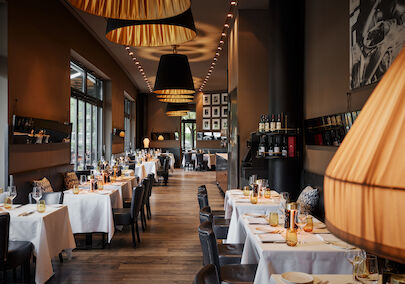 Wide view of the spacious interior at Restaurant DaCaio