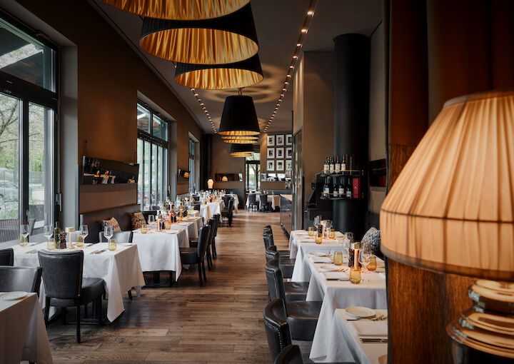 The George Hotel Hamburg Restaurant Dacaio 01 Wide view of the spacious interior at Restaurant DaCaio