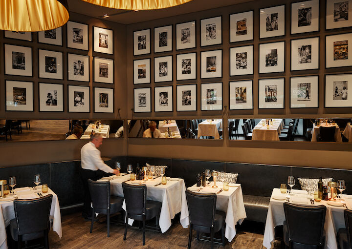 The George Hotel Hamburg Restaurant Dacaio 03 Wall with picture frames in Restaurant DaCaio at The George Hotel