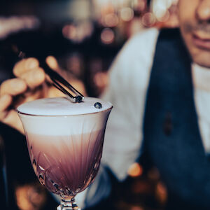 Cocktail wird angerichtet in der Bar DaCaio im Buchwerk Hamburg