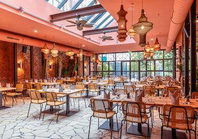 Gastwerk Hotel Hamburg Veranstaltungen Wintergarten 13 Festliches Dinner Heller Wintergarten mit eingedeckten Tischen, Stühlen und großer Fensterfront