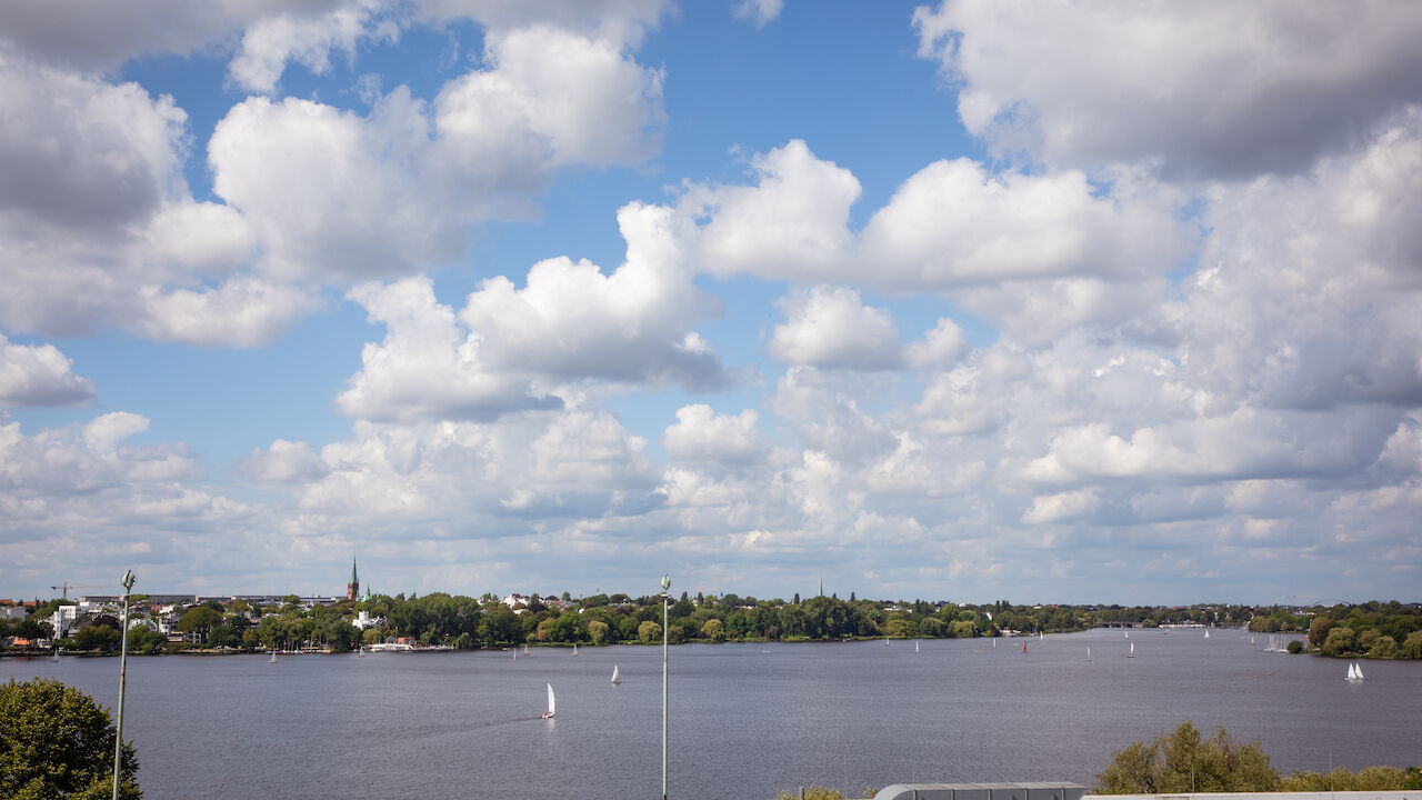 Sa Room Buchwerk 6 Blick auf die Außenalster bei Sonnenschein und mit Schäfchenwolken