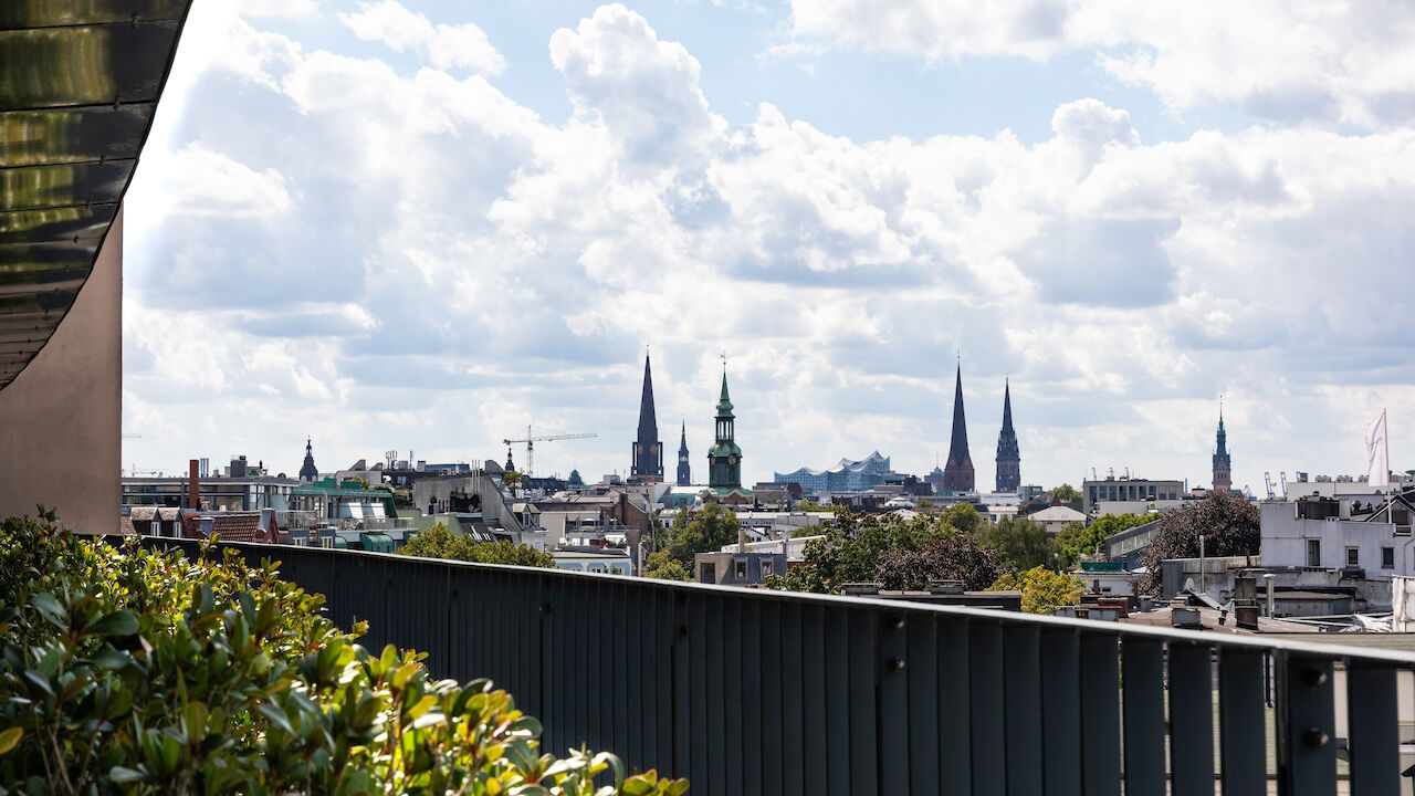 Sa Room Buchwerk 11 Terrasse des S-Room mit Alsterblick und Blick auf Hamburgs Skyline